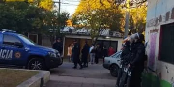 La policía custodiando el jardín de barrio Las Flores