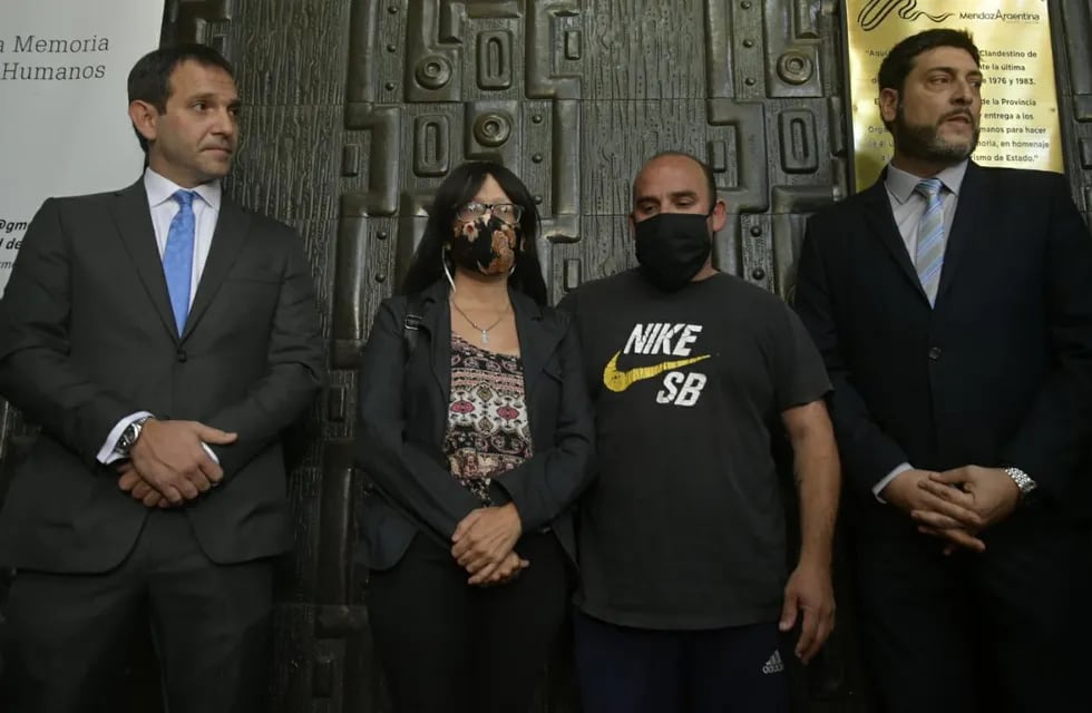 Los padres de Florencia (al centro) y los abogados que los representan, tras reunirse con la fiscal de Homicidios Claudia Ríos. Orlando Pelichotti/Los Andes