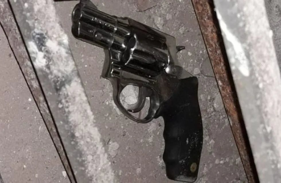 Los delincuentes arrojaron un arma antes de ser detenidos (Prensa Ministerio de Seguridad)