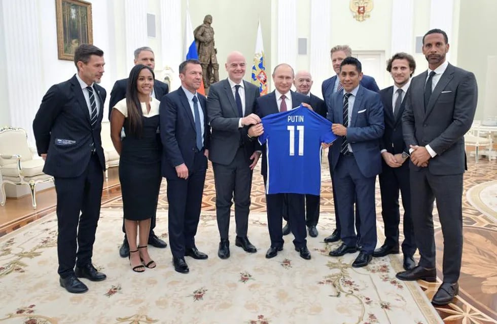Putin se reunió con estrellas mundiales del fútbol (AP)