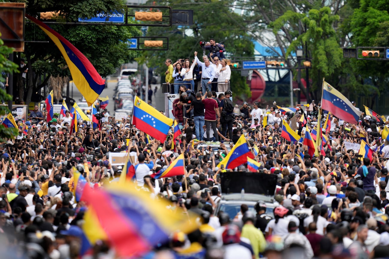 La líder de la oposición María Corina Machado y el candidato presidencial Edmundo González encabezan una masiva marcha opositora en Caracas, Venezuela. (AP / Matías Delacroix)