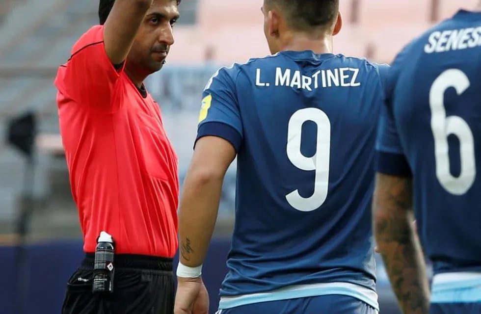 KHC01. Jeonju (Korea, Republic Of), 20/05/2017.- Referee Mohammed Abdulla Hassan and Lautaro Martinez (R) of Argentina receives the red card during the group stage match of the FIFA U-20 World Cup 2017 between Argentina and England in Jeonju, South Korea, 20 May 2017. (Mundial de Fu00fatbol, Corea del Sur) EFE/EPA/KIM HEE-CHUL