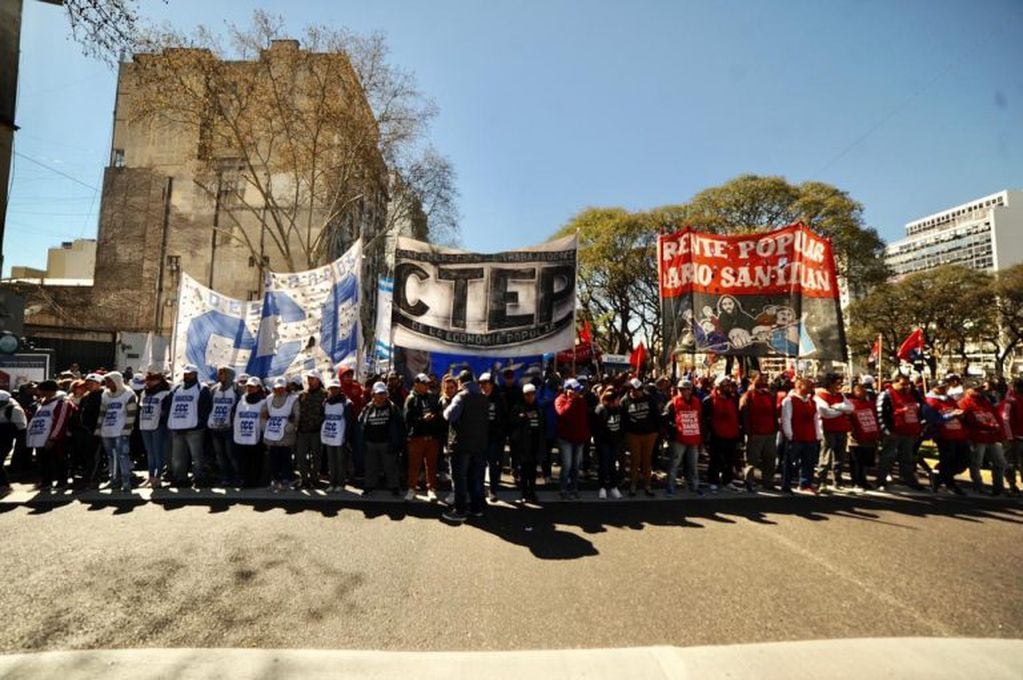 Organizaciones sociales vinculadas con el kirchnerismo marcharon por la emergencia alimentaria. Foto: Federico López Claro.