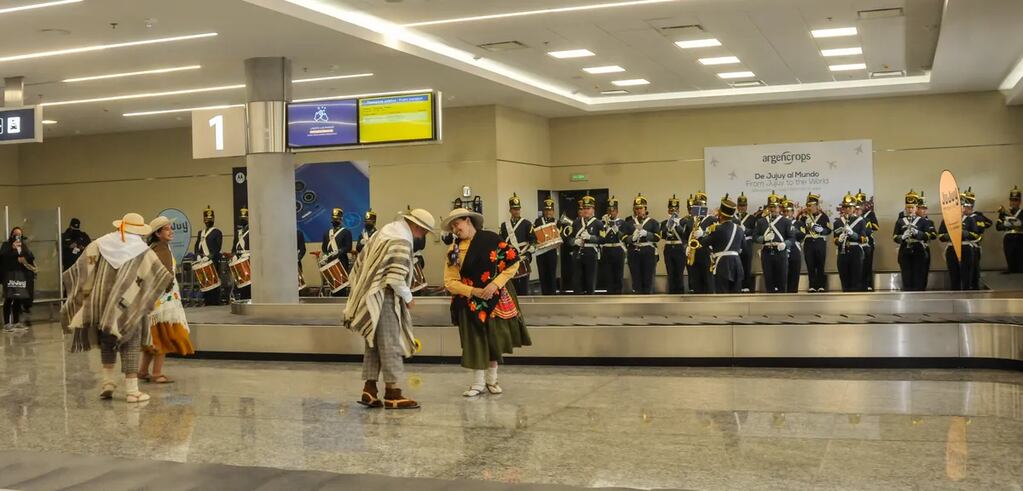Una cálida recepción con música y danza dio marco al primer arribo del vuelo Iguazú - Jujuy de Aerolíneas Argentinas.