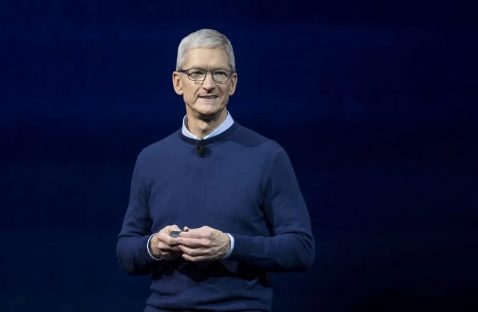 Tim Cook, chief executive officer of Apple Inc., smiles during the Apple Worldwide Developers Conference (WWDC) in San Jose, California, U.S., on Monday, June 5, 2017. The conference aims to inspire developers from around the world to turn their passions into the next great innovations and apps that customers use every day across iPhone, iPad, Apple Watch, Apple TV and Mac. Photographer: David Paul Morris/Bloomberg
