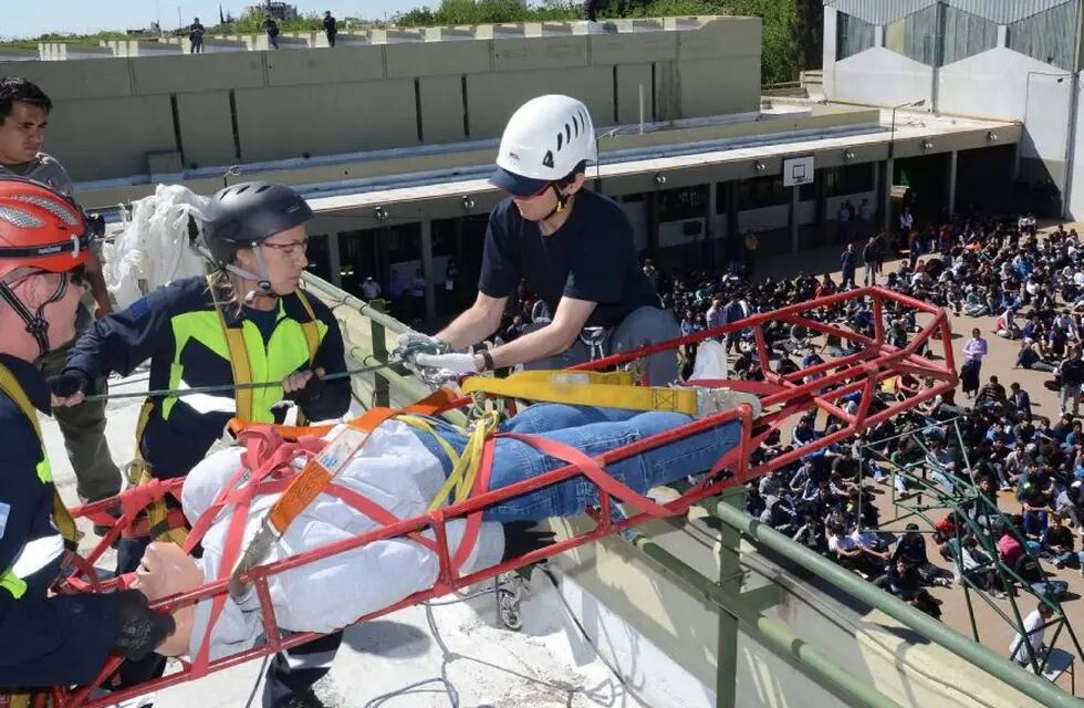 Gran despliegue en edificios para llevar adelante el simulacro de sismo en Mendoza, como parte de los operativos de prevención.
