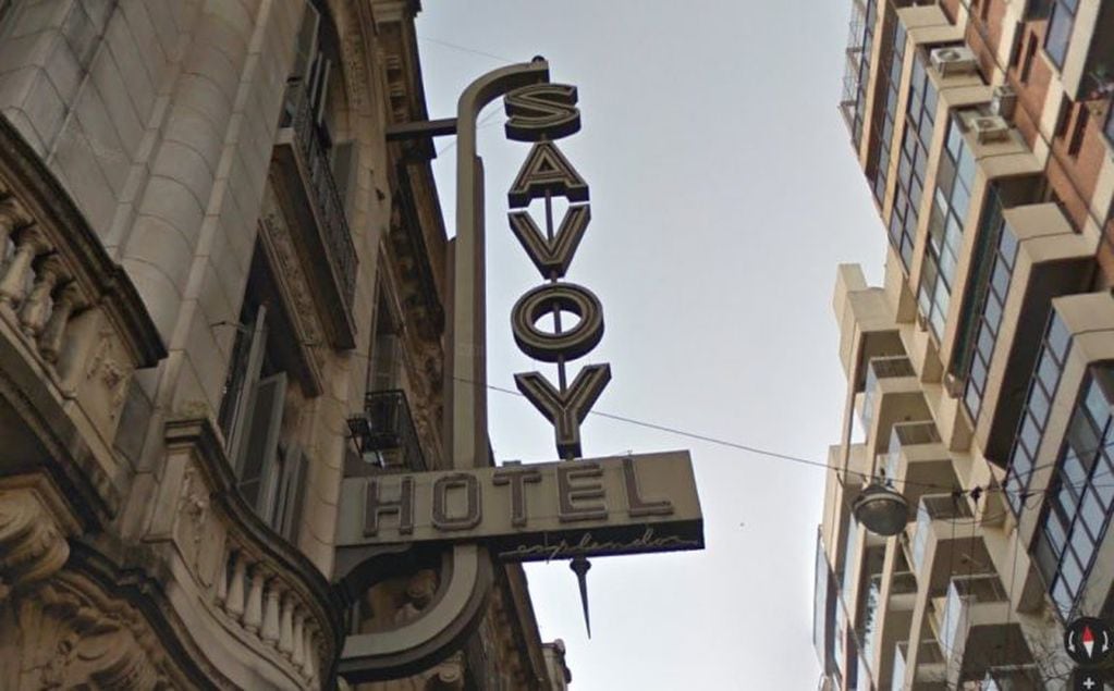 El cartel del Hotel Savoy está bien mantenido pero no cumple con la regulación vigente. (Street View)