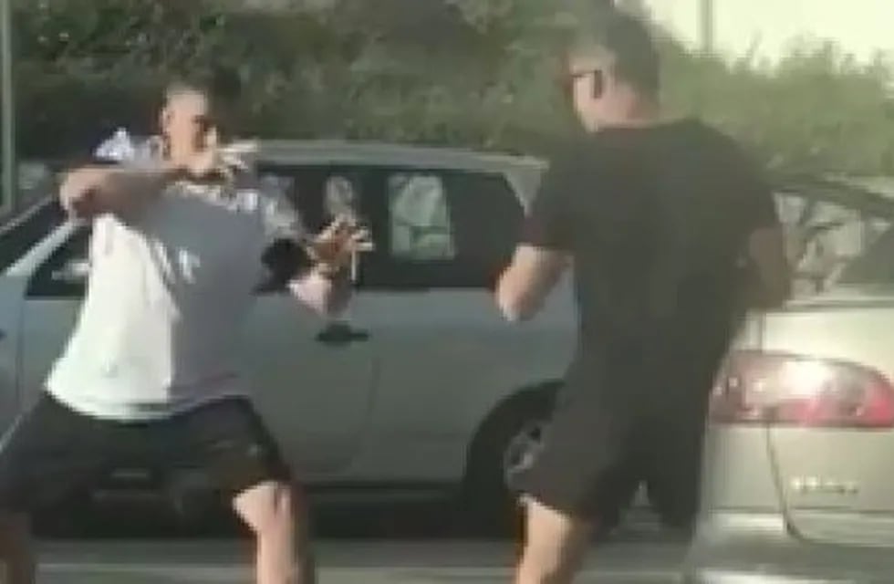 La pelea entre dos automovilistas que arrasa en Twitter.