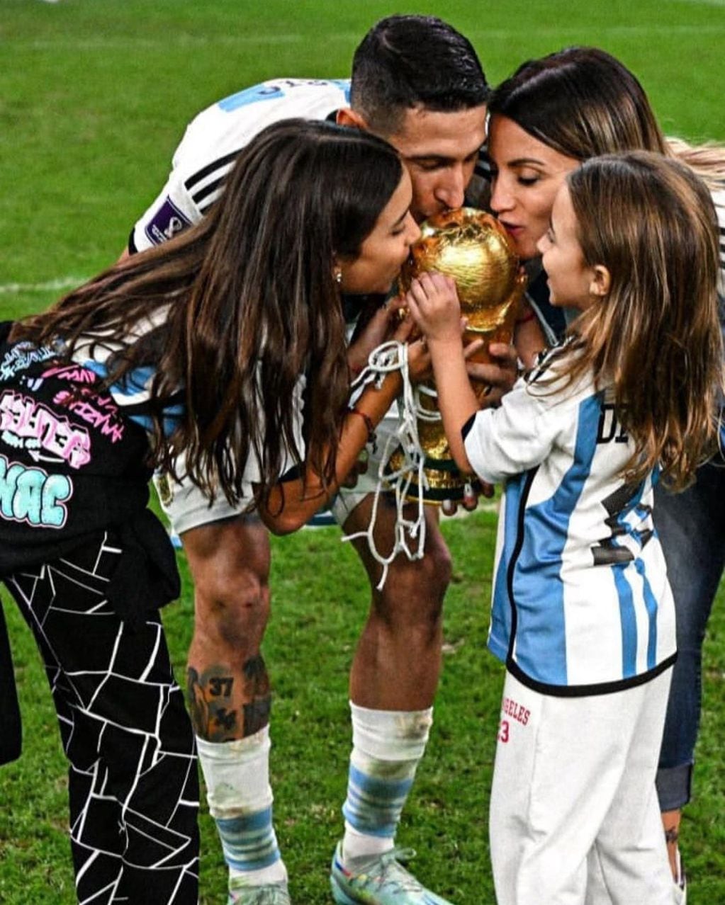 La familia Di María se llevó parte de la red de un arco del Estadio Lusail después de la final.