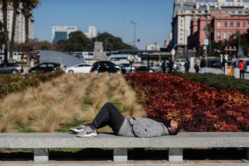 El Gobierno porteño realizará demarcaciones en plazas y parques para las reuniones al aire libre. (Foto: Juan Ignacio Roncoroni/EFE)