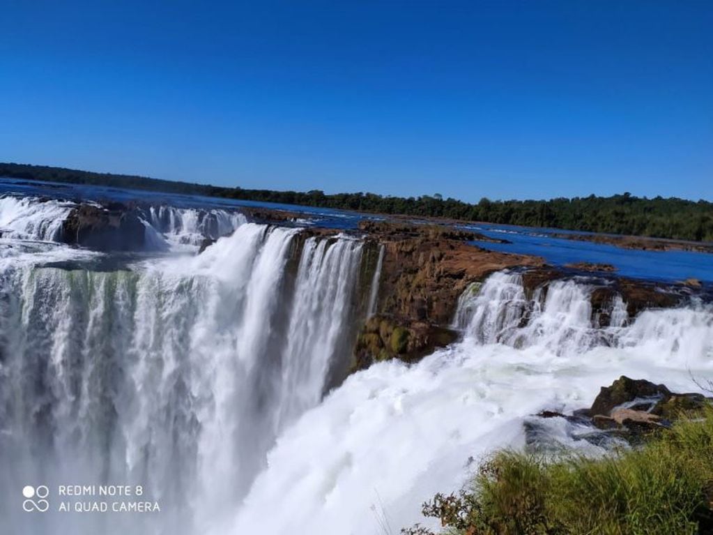 El domingo, con 400 m³ por segundo, el caudal del Iguazú originó cortinas de agua en Garganta del Diablo, Salto San Martín y Salto Bosetti. (Parque Nacional Iguazú)