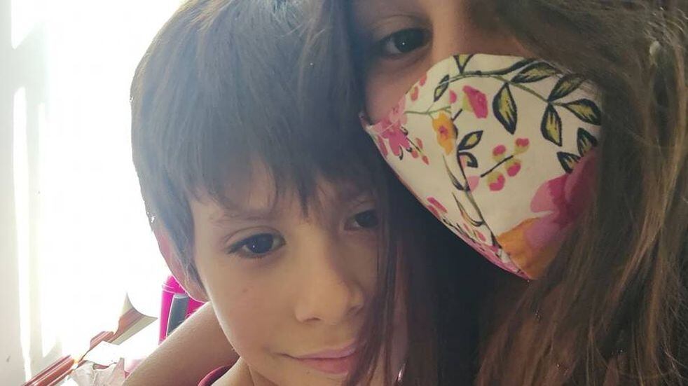 Vanesa Sobrero se mostró feliz después de la operación y ahora puede quedarse a cuidar a su hijo en el sanatorio.