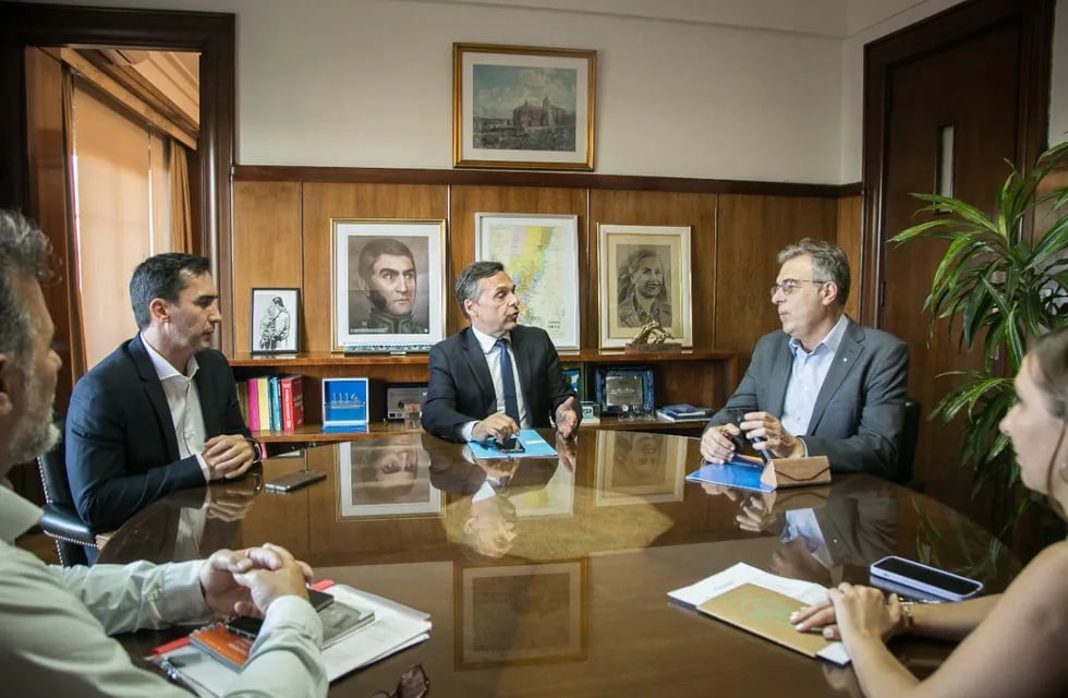 El intendente Luis Castellano junto al ministro de Transporte, Diego Giuliano
