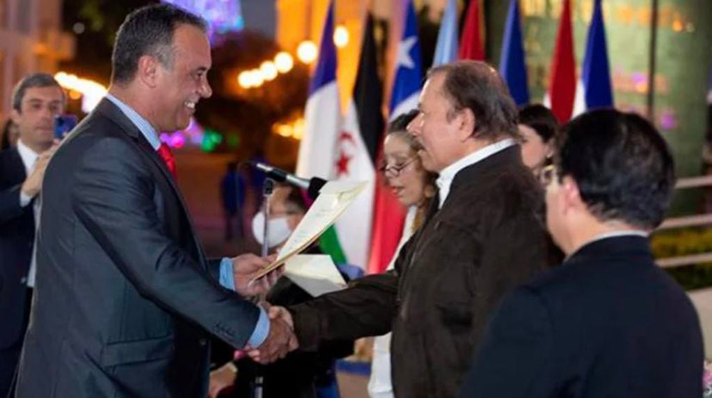 En la imagen se lo puede ver sonriente al embajador argentino en Nicaragua, Daniel Capitanich, saludando al presidente de aquel país, Daniel Ortega.