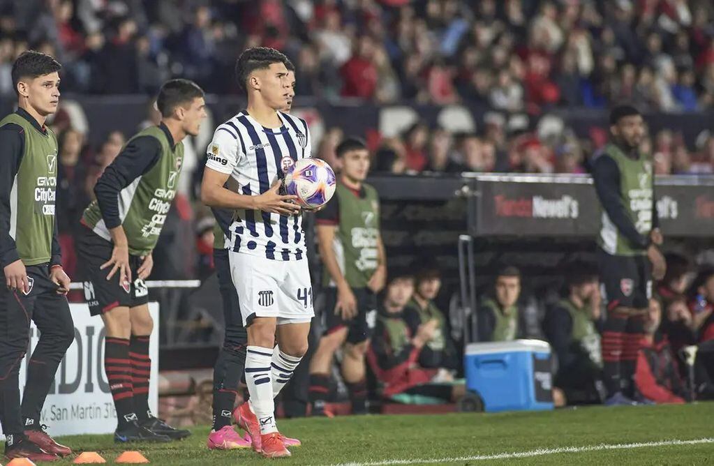 El pibe Tomás Olmos (18 años) debutó como titular en Talleres y ante Newell's el viernes pasado. La emoción y el abrazo del alma con su papá. (Prensa Talleres)