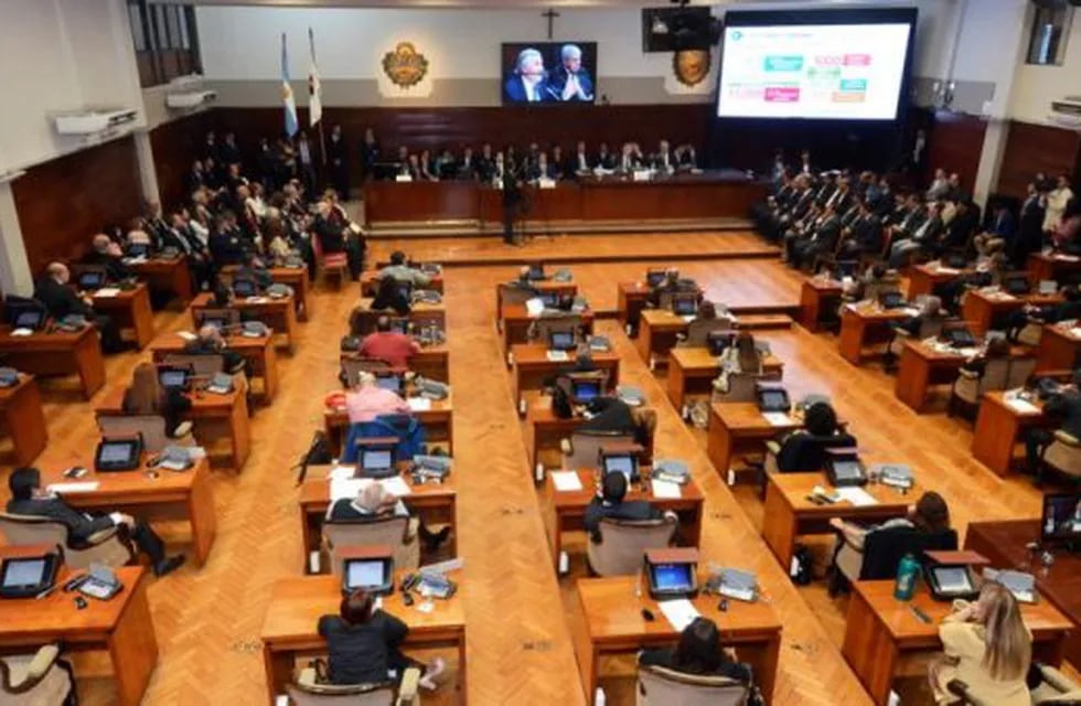 Ministros del Poder Ejecutivo, miembros de la Corte provincial, jefes comunales e invitados especiales, acompañaron a los diputados en la apertura del nuevo período de sesiones ordinarias de la Legislatura.
