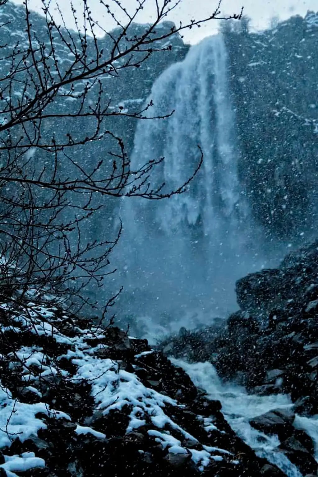 Una cascada se congeló y las imágenes son impactantes.