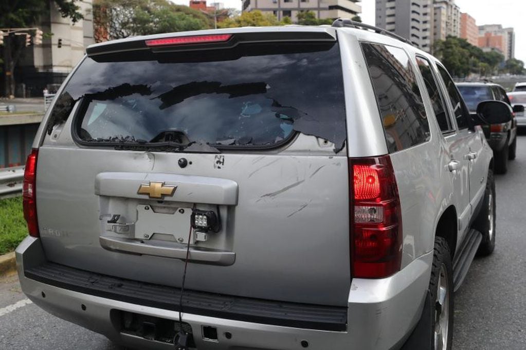 Camioneta que transportaba opositores rumbo al Parlamento luego de ser atacada este miércoles, en Caracas (Venezuela) (EFE)