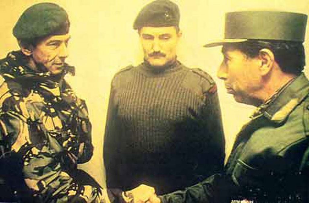 El General Mario Menéndez firma el cese de fuego ante el comandante británico, General Jeremy Moore. El documento está en exhibición en el Museo Imperial de la Guerra en Londres