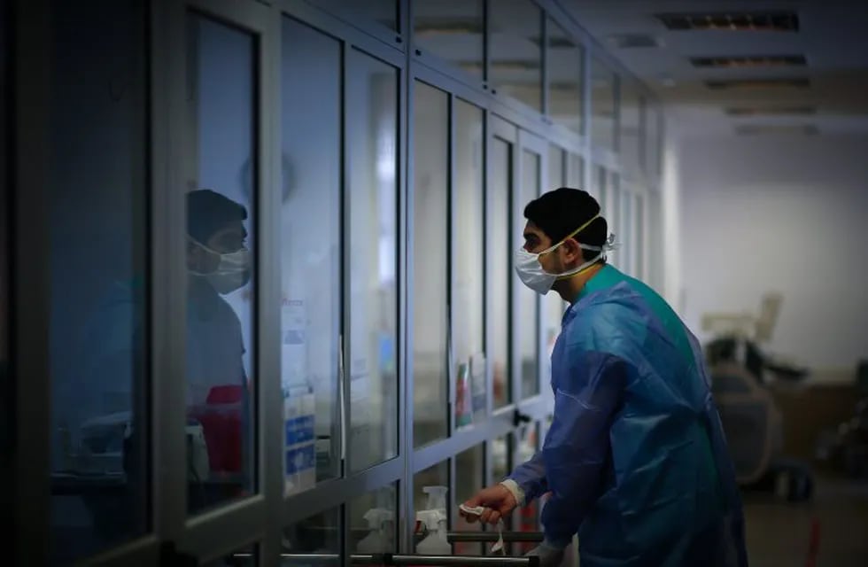 Médicos hacen recorridos de rutina para controlar pacientes en un hospital de la Provincia de Buenos Aires. (EFE/ Juan Ignacio Roncoroni)
