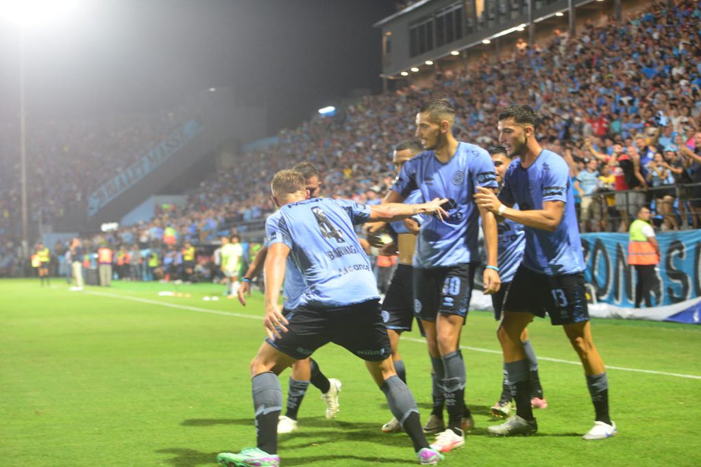 El festejo con remos de Belgrano después del gol de Juan Barinaga para el 2-1 parcial de Belgrano sobre Sarmiento en Alberdi. (Javier Ferreyra /  La Voz)