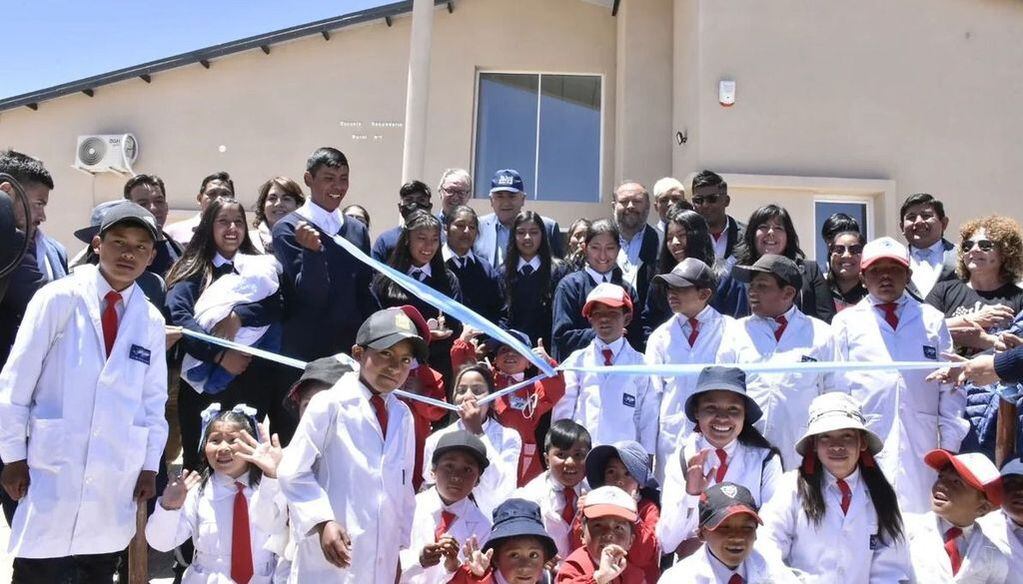 Alumnos y docentes hicieron el tradicional corte de cinta junto al gobernador Gerardo Morales.