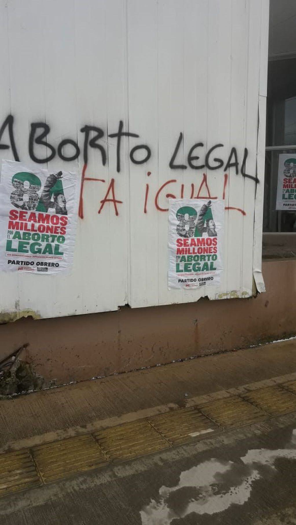 Pintadas a favor del aborto legal en el Hospital Regional de Ushuaia