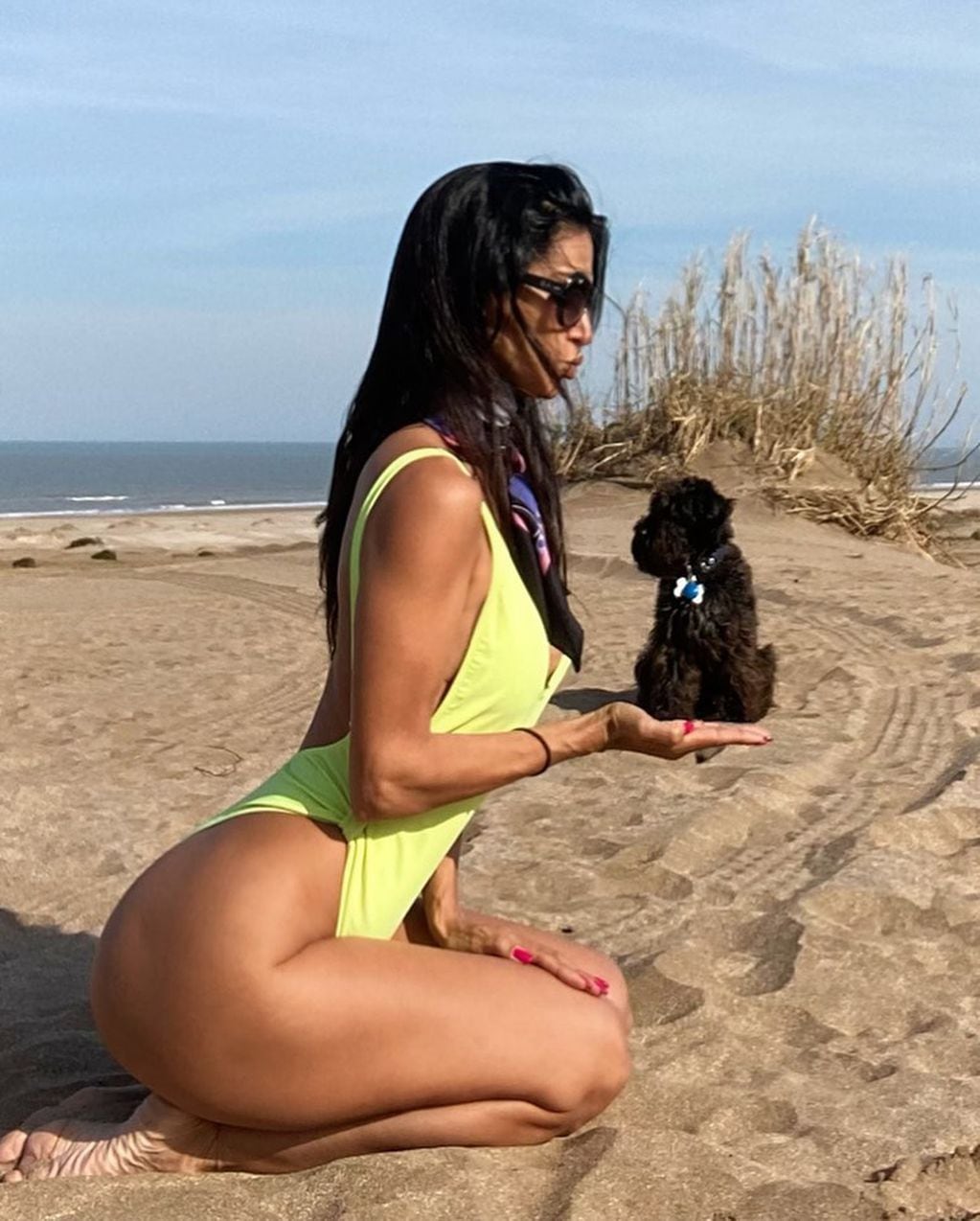 Silvina Escudero junto a su perro en las playas