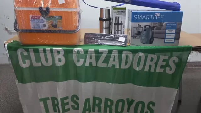 Club Cazadores Tres Arroyos entregó premios no retirados de las 24 Horas al CEF Nº 148 de Claromecó