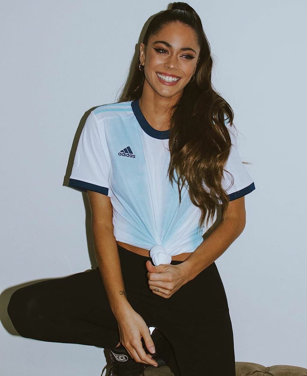 Tini Stoessel, camiseta y calzas negras, ideal para una Navidad con espíritu campeón. 