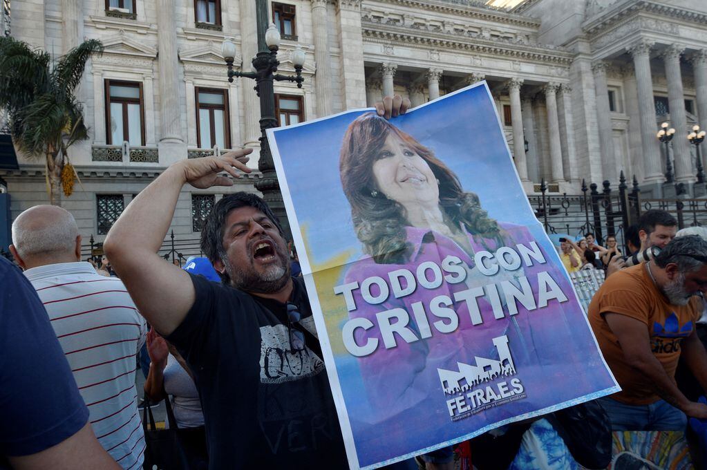 Condena a Cristina Kirchner. Los seguidores de CFK al escuchar el fallo. (AP)