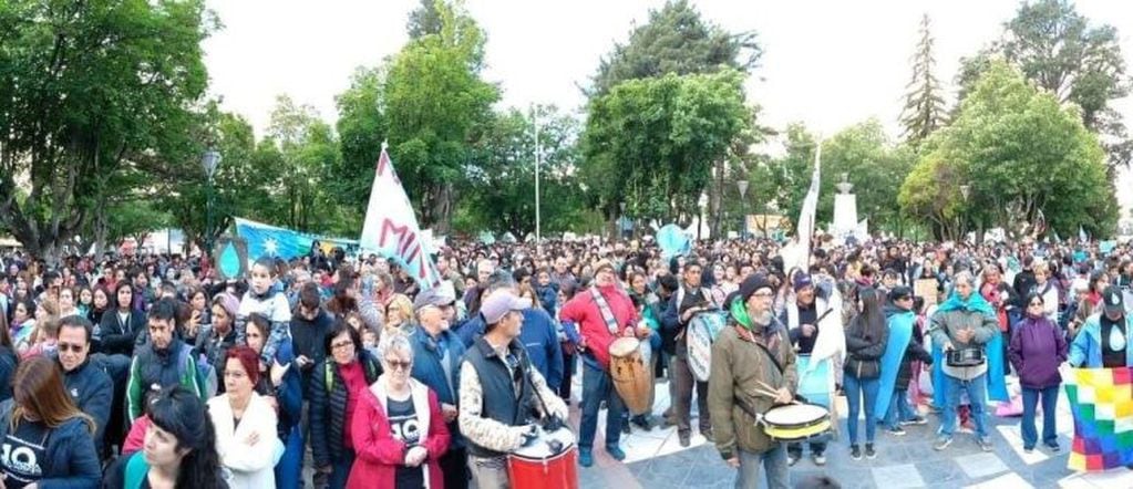 Mas de 5000 personas estuvieron marchando por las calles de Esquel defendiendo la postura tomada hace 16 años atrás de decir " NO A LA MINA".