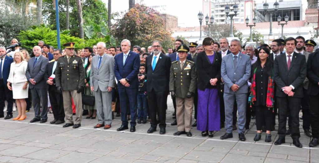 Las principales autoridades provinciales presidieron la ceremonia en homenaje al general Manuel Belgrano, en la plaza que lleva su nombre, en la capital jujeña.