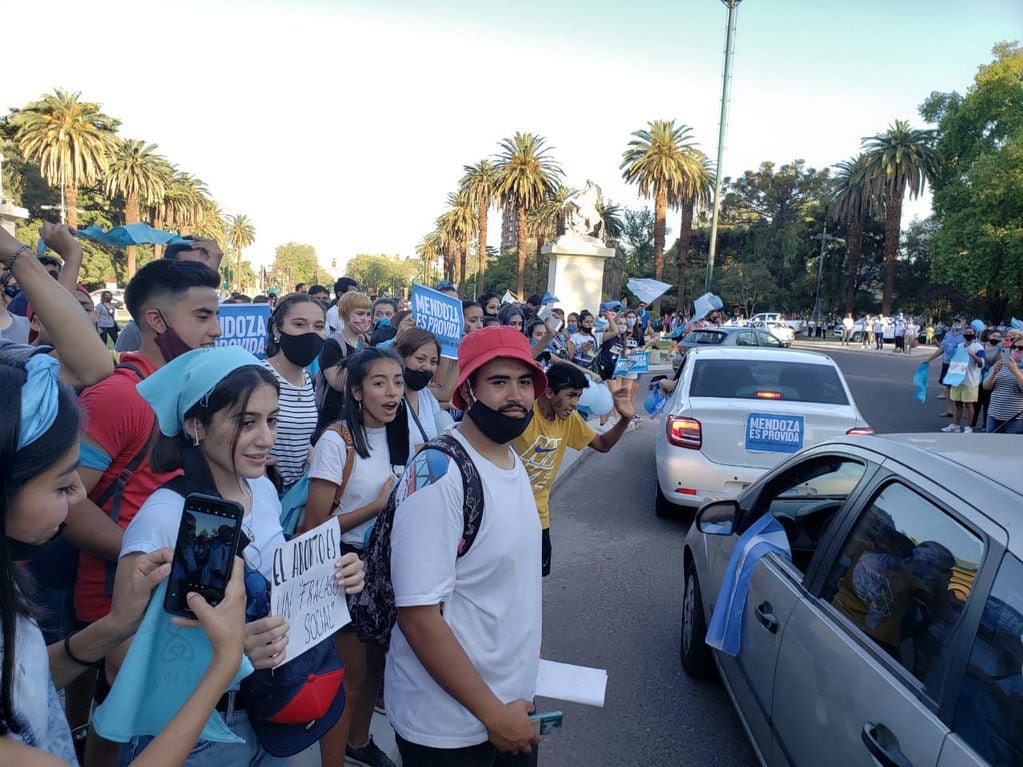 Muchas personas provida se reunieron en el Parque  para apoyar la marcha que recorrió las calles de Mendoza. Gentileza Los Andes