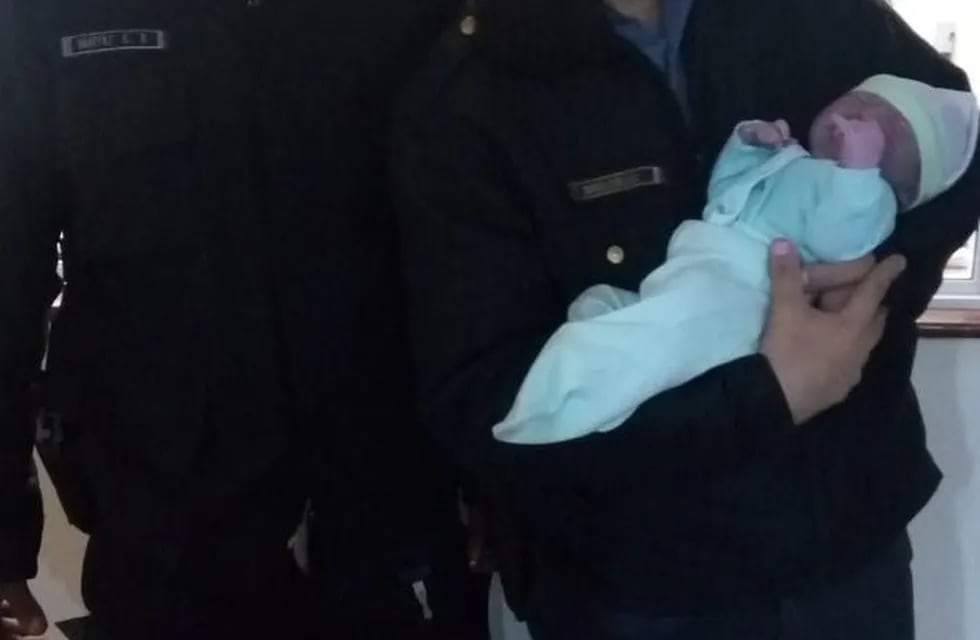 El oficial ayudante Andrés Wrubleski, y el agente Cristian Benítez asistieron a una mujer a dar a luz en el patrullero.
