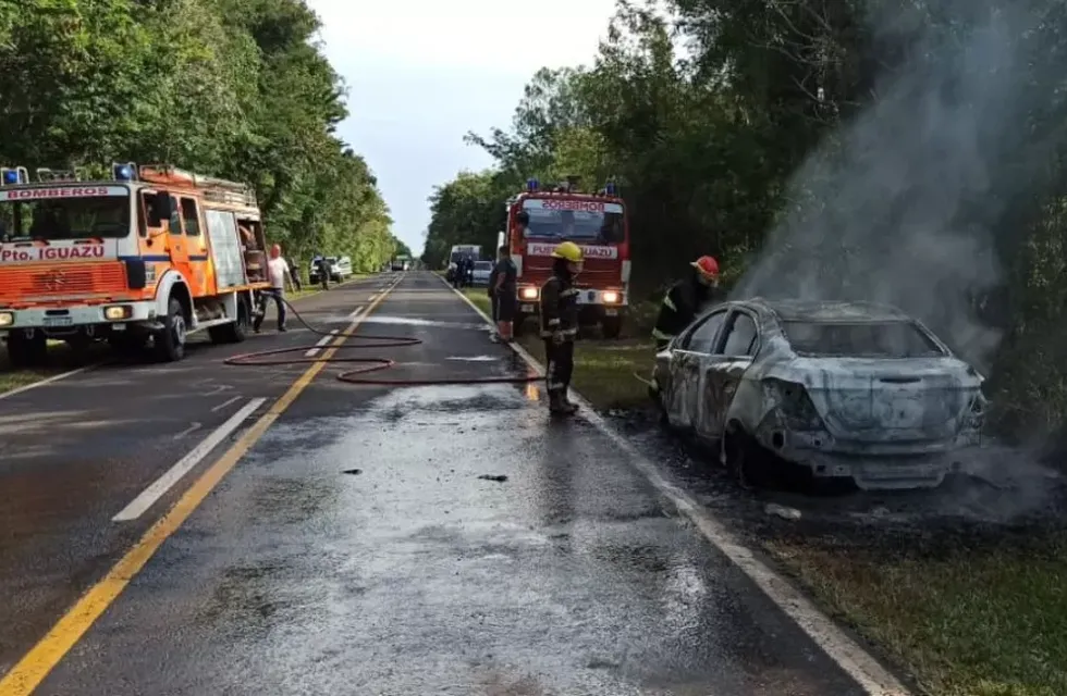 Puerto Iguazú: incendio de un vehículo sobre la Ruta Nacional N°12. Gentileza: Norma Devechi