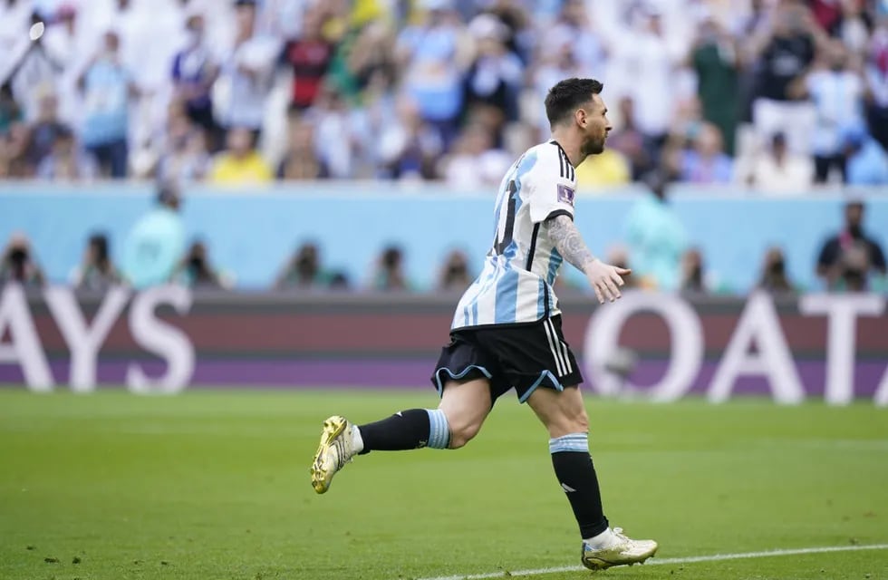 Lionel Messi, de penal, abrió el marcador para Argentina, ante Arabia Saudita, en e debut en Qatar 2022. (Clarín)