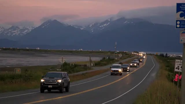 Autos evacúan después de la alerta de tsunami en Alaska.