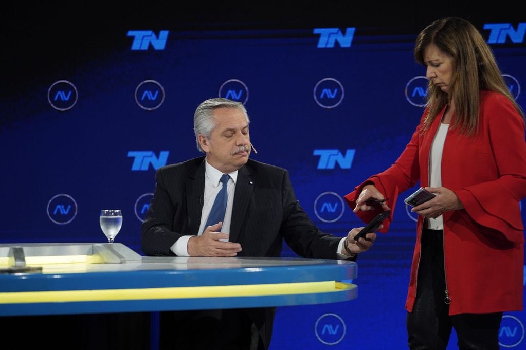 Alberto Fernández fue acompañado por Gabriela Cerruti a la entrevista en TN. Foto: Clarín.