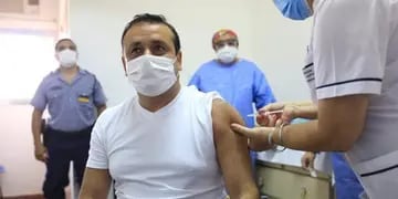 El gobernador Oscar Herrera Ahuad se aplicó la vacuna contra el Coronavirus