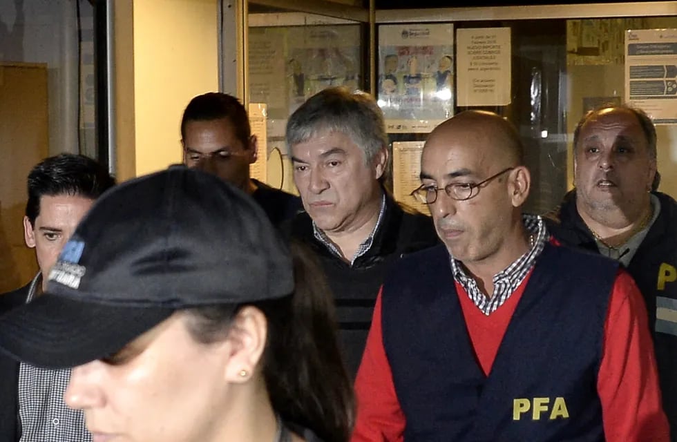 Lázaro Báez es trasladado detenido, esposado y con chaleco antibalas desde  el aeropuerto de San Fernando, por orden del Juez Casanello, el martes 5 de Abril de 2016.