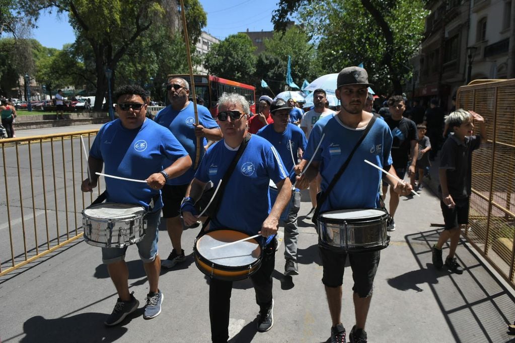Mendoza: marcha de gremios y sindicatos en apoyo al paro de la CGT - Foto: Ignacio Blanco / Los Andes