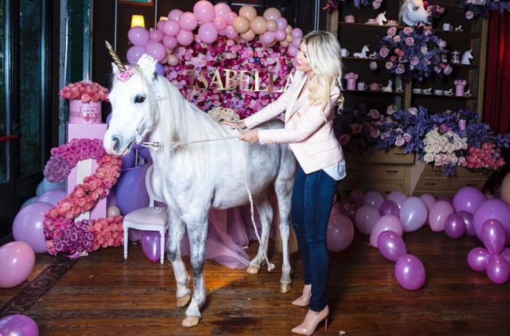 Wanda junto al "unicornio" que generó polémica (Foto: Instagram)