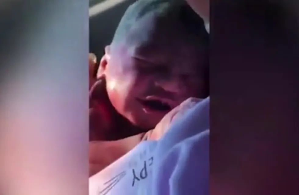 Dio a luz camino al hospital y su hijo de diez años filmó el video, que se hizo viral