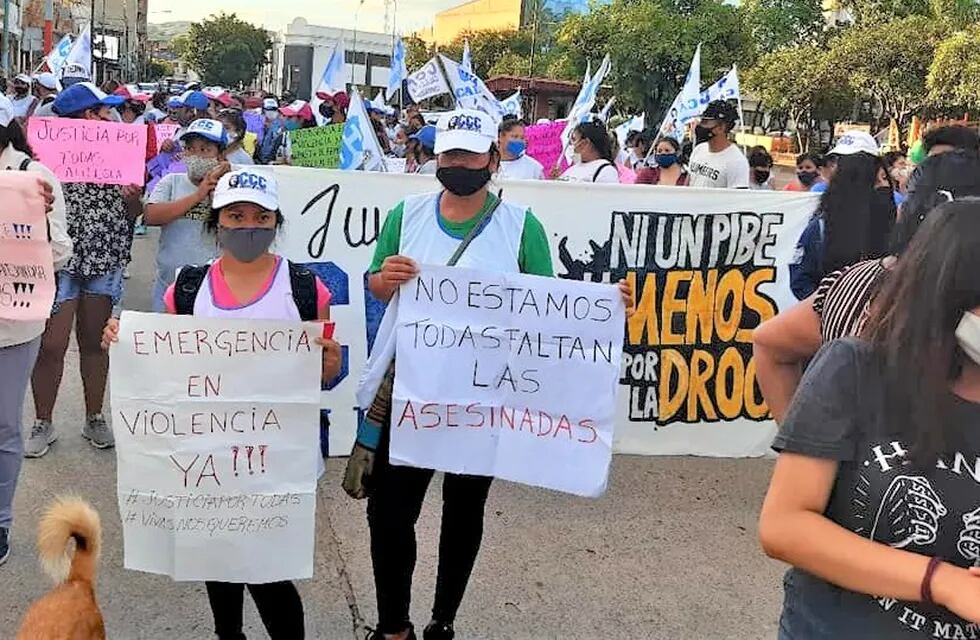 Integrantes de La Casa de la Mujer "Rosita Aliaga" - CCC de Libertador General San Martín marcharon por las calles de su ciudad.
