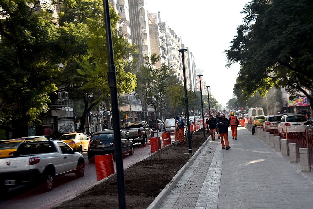Comenzó la plantación de árboles en el tramo nuevo del bulevar Chacabuco. (Pedro Castillo / La Voz)