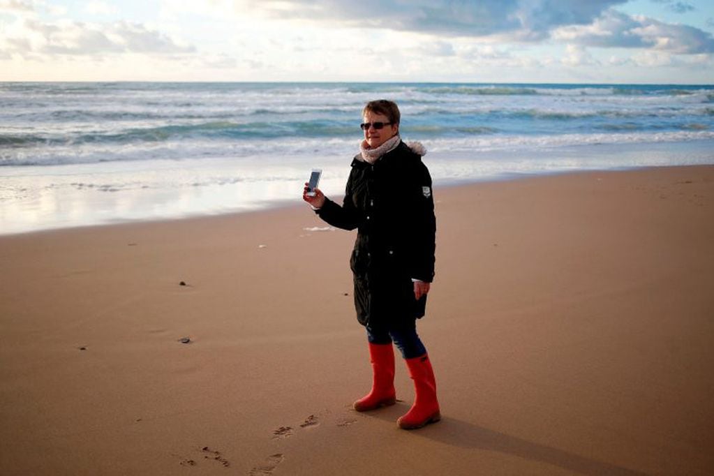 Josette Bernard se topó con los objetos mientras paseaba por la playa de Surtainville. (AFP)