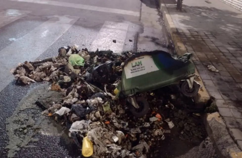 Los contenedores de basura, quemados en el centro de Córdoba.