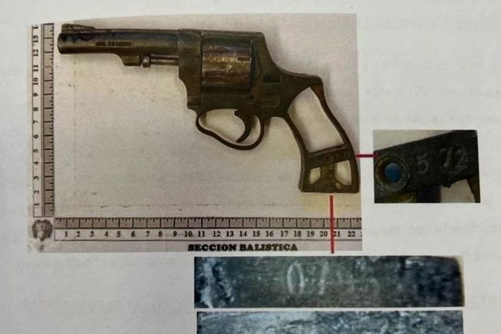 El revólver 22 plantado por policías en el caso Blas Correas. (La Voz)