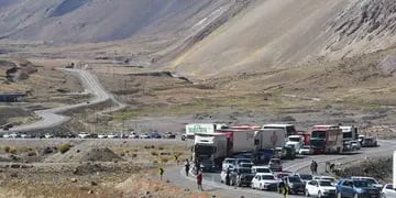 Largas colas de vehículos con 8 horas de espera para poder pasar a Chile